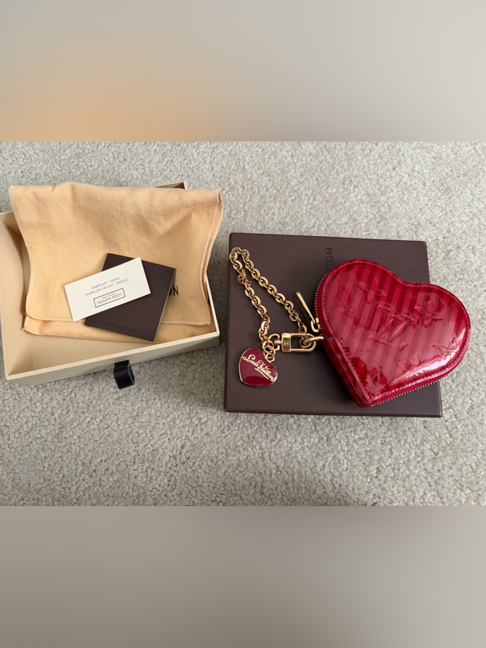 LOUIS VUITTON
Vernis Rayures Coeur Heart Coin
Purse Pomme D'Amour